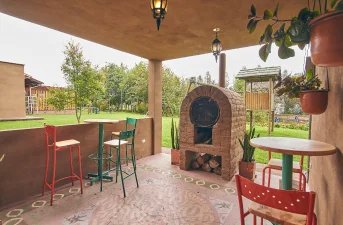 Espacio tradicional de La Doña Hacienda con horno de leña