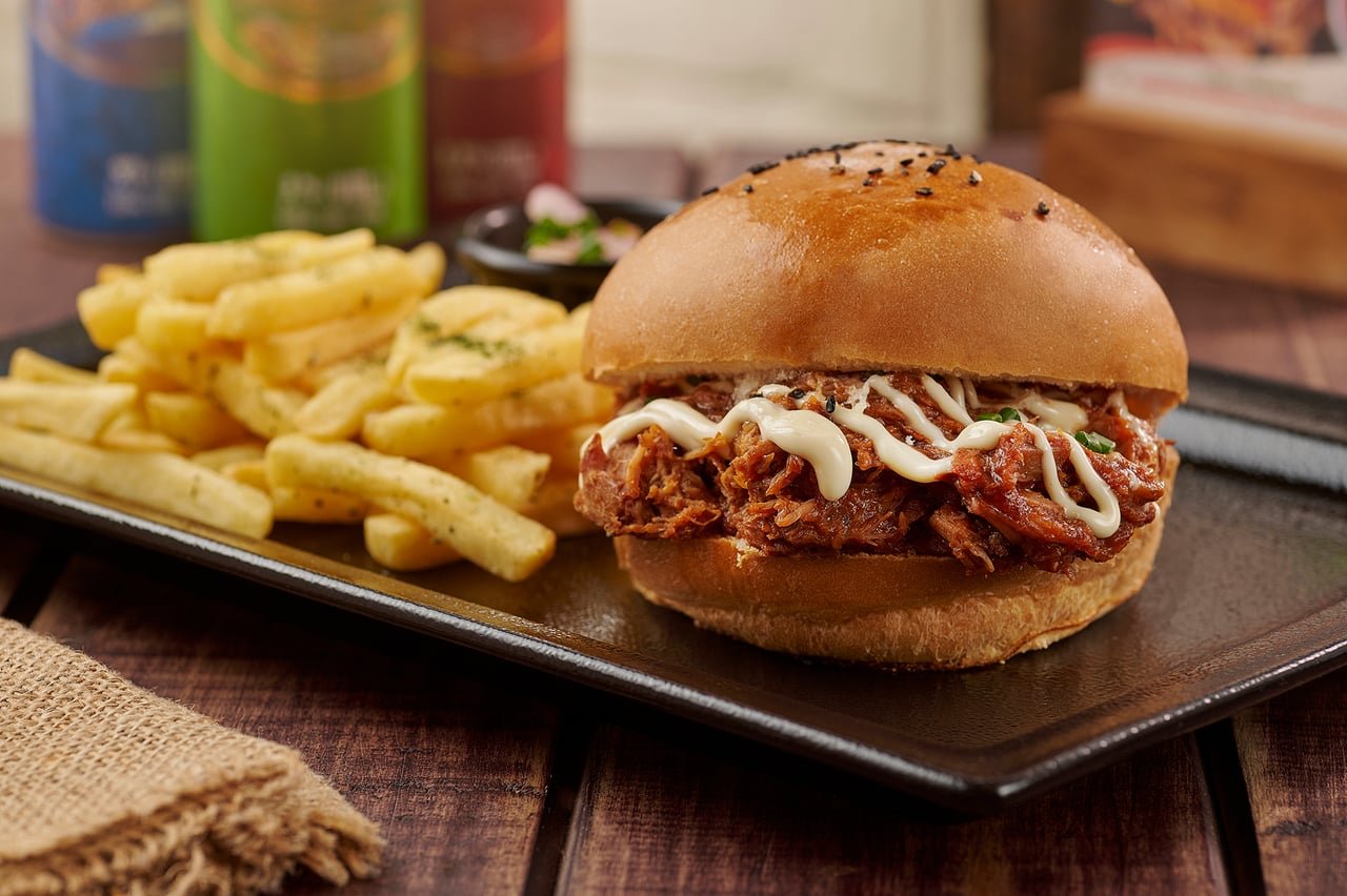 Sánduche de cerdo desmechado con papas fritas de La Doña Hacienda