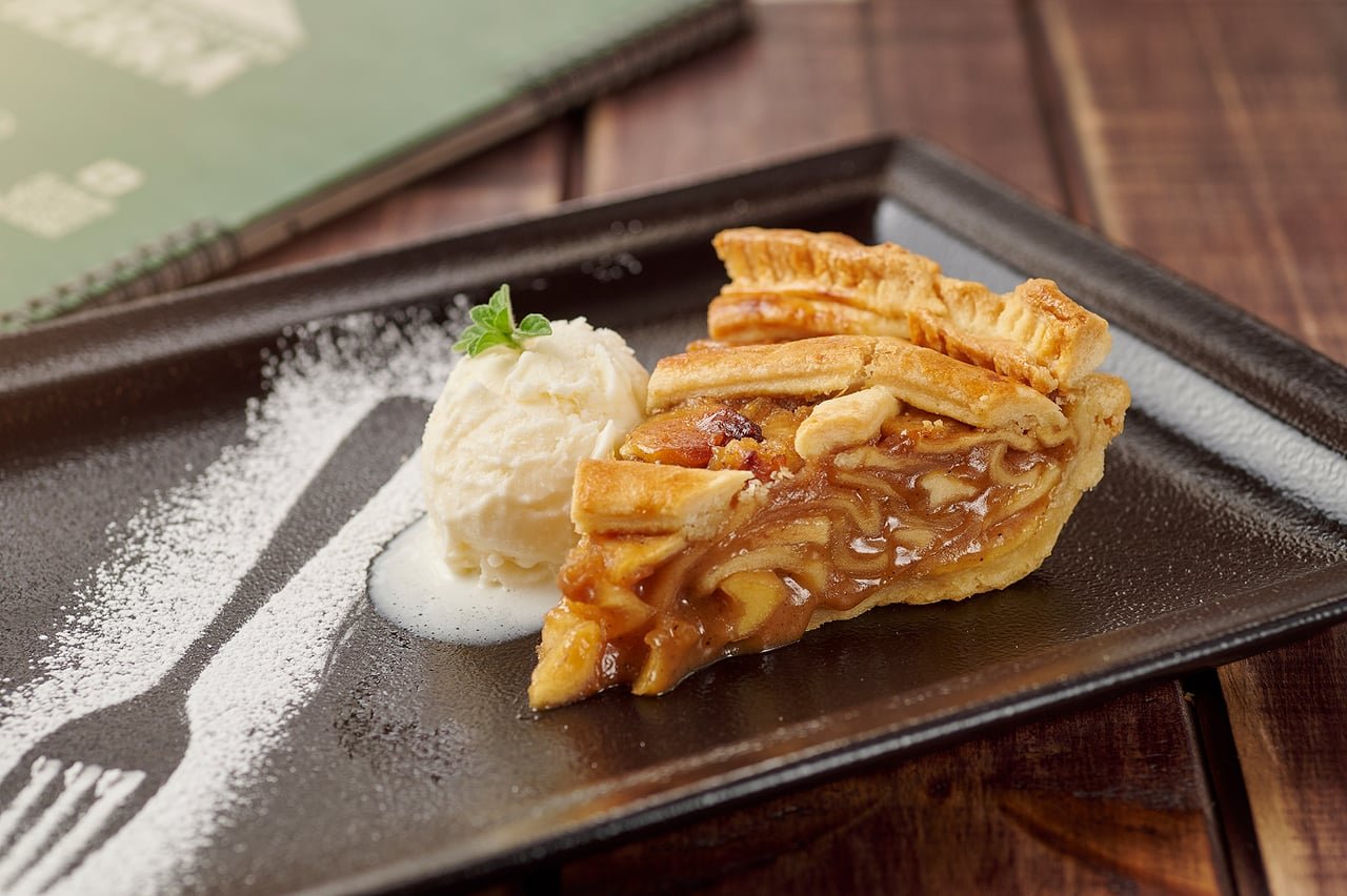 Porción de pie de manzana con helado de vainilla de La Doña Hacienda